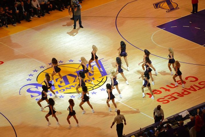 曼城有望大胜桑德兰，展现沉稳防守，争夺英超积分榜席位。